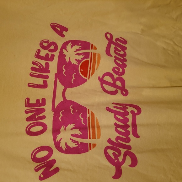 NWOT 5X GLITZY GIRL BOUTIQUE "NO ONE LIKES A SHADY BEACH" YELLOW TSHIRT - Picture 2 of 3